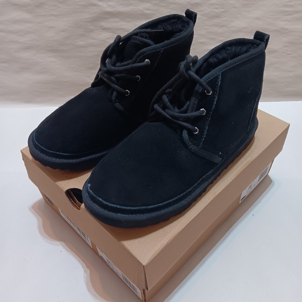 NWOB UGG Women's Neumel Boots Suede Chukka 1094269 Black Size 5 Lined